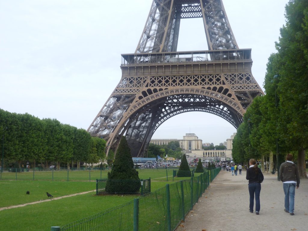 Eiffel_Tower_Bottom