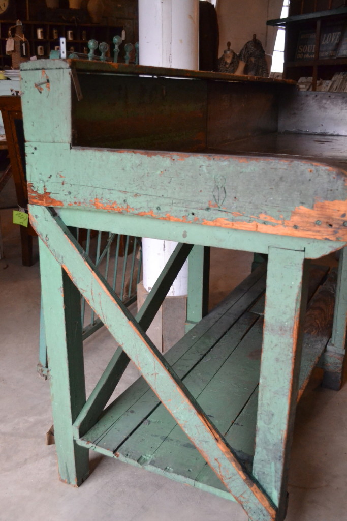 This perfect-green workbench/potting table is just screaming for a place on your covered porch.  I'd use it as a server/buffet for my summer al fresco dining.